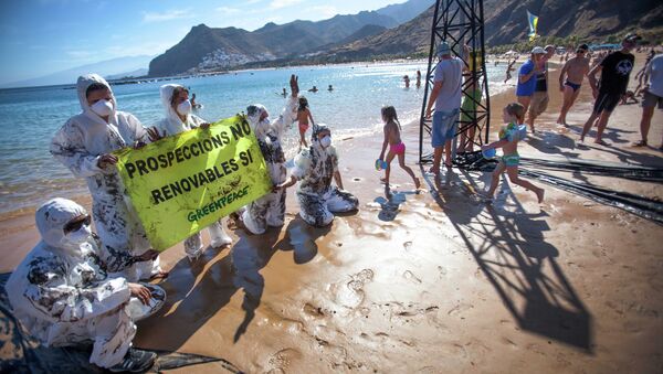 Greenpeace volunteers hold up a sign saying prospecting NO, Renewables YES on Playa de Las Teresitas north of Santa Cruz de Tenerife - Sputnik International