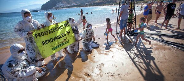 Greenpeace volunteers hold up a sign saying prospecting NO, Renewables YES on Playa de Las Teresitas north of Santa Cruz de Tenerife Greenpeace volunteers hold up a sign saying prospecting NO, Renewables YES on Playa de Las Teresitas north of Santa Cruz de Tenerife - Sputnik International
