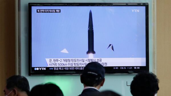 People watch a TV news program showing South Korea's missile test at Seoul Railway Station in Seoul, South Korea, Wednesday, June 3, 2015 - Sputnik International