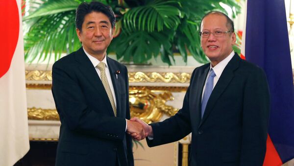 Philippine President Benigno Aquino III, right, shakes hands with Japanese Prime Minister Shinzo Abe. - Sputnik International