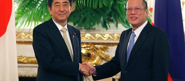 Philippine President Benigno Aquino III, right, shakes hands with Japanese Prime Minister Shinzo Abe. - Sputnik International