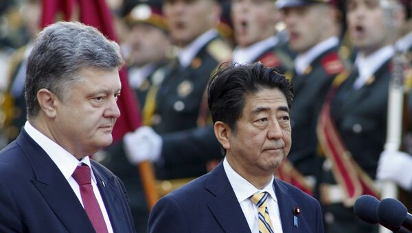 Japan's Prime Minister Shinzo Abe (R) and Ukraine's President Petro Poroshenko inspect honour guards during a welcoming ceremony in Kiev, Ukraine - Sputnik International