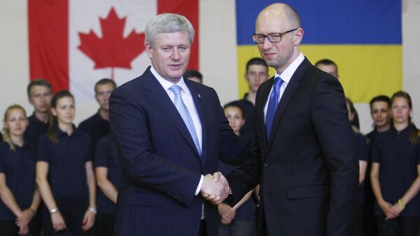 Ukrainian Prime Minister Arseniy Yatsenyuk (R) welcomes his Canadian counterpart Stephen Harper during their meeting in Kiev - Sputnik International