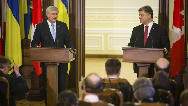 Ukraine's President Petro Poroshenko (R) and Canada's Prime Minister Stephen Harper make a statement as they meet in Kiev, Ukraine - Sputnik International