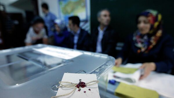 A seal on a ballot box is seen at a polling station in Istanbul, Turkey - Sputnik International