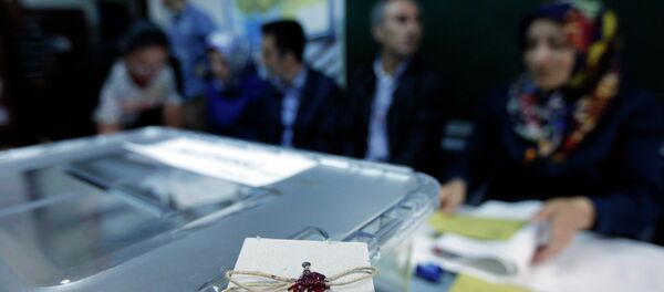 A seal on a ballot box is seen at a polling station in Istanbul, Turkey - Sputnik International
