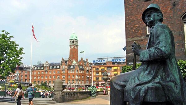 Danish fairy tale writer Hans Christian Andersen statue in Copenhagen - Sputnik International