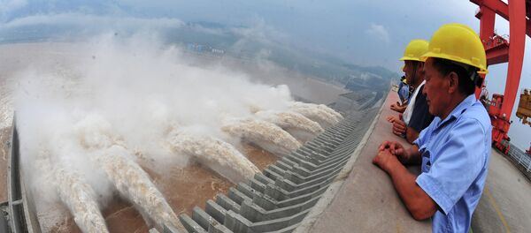 This picture taken on July 24, 2012 shows workers watching as water is released from the Three Gorges Dam, a gigantic hydropower project on the Yangtze river, in Yichang, central China's Hubei province This picture taken on July 24, 2012 shows workers watching as water is released from the Three Gorges Dam, a gigantic hydropower project on the Yangtze river, in Yichang, central China's Hubei province - Sputnik International