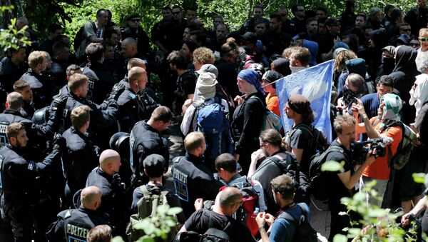 Police confront anti-G7 protestors as they arrive near Elmau after marching through Partnachklamm, southern Germany, June 7, 2015 - Sputnik International