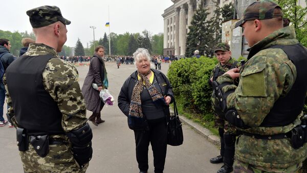 A woman speaks to servicemen of Ukraine National Guard at the Kulikove Pole square, in front of the Trade Union House in Odessa, southern Ukraine, on May 2, 2015 - Sputnik International