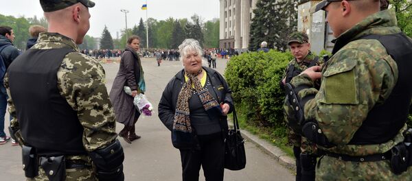 A woman speaks to servicemen of Ukraine National Guard at the Kulikove Pole square, in front of the Trade Union House in Odessa, southern Ukraine, on May 2, 2015 A woman speaks to servicemen of Ukraine National Guard at the Kulikove Pole square, in front of the Trade Union House in Odessa, southern Ukraine, on May 2, 2015 - Sputnik International