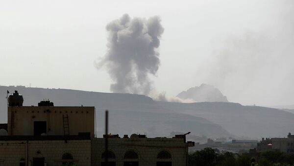 Smoke billows following an air-strike by the Saudi-led coalition on an army arms depot, now under Shiite Huthi rebel control on June 7, 2015 - Sputnik International
