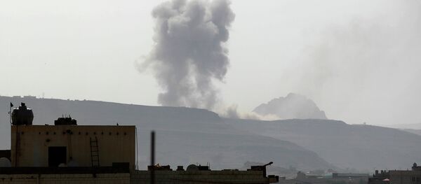 Smoke billows following an air-strike by the Saudi-led coalition on an army arms depot, now under Shiite Huthi rebel control on June 7, 2015 Smoke billows following an air-strike by the Saudi-led coalition on an army arms depot, now under Shiite Huthi rebel control on June 7, 2015 - Sputnik International