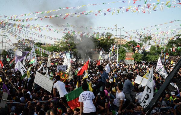 People look at smoke from an explosion which injured several people during a rally by the pro-Kurdish People's Democratic Party (HDP) on June 5, 2015 in Diyarbakir. People look at smoke from an explosion which injured several people during a rally by the pro-Kurdish People's Democratic Party (HDP) on June 5, 2015 in Diyarbakir. - Sputnik International