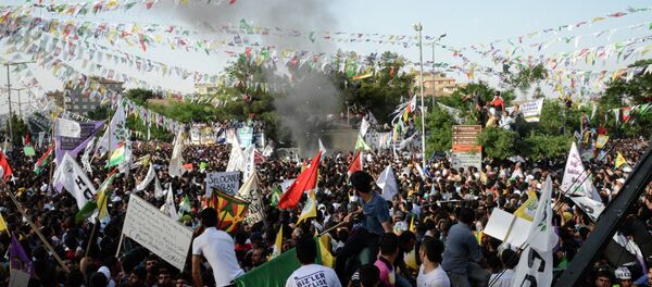 People look at smoke from an explosion which injured several people during a rally by the pro-Kurdish People's Democratic Party (HDP) on June 5, 2015 in Diyarbakir People look at smoke from an explosion which injured several people during a rally by the pro-Kurdish People's Democratic Party (HDP) on June 5, 2015 in Diyarbakir - Sputnik International