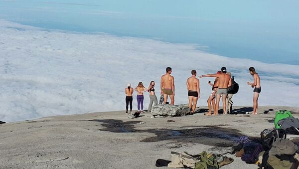 Tourists posed naked at Mount Kinabalu - Sputnik International