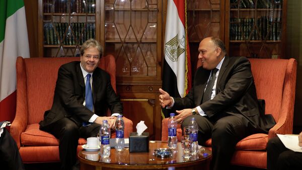 Egyptian Foreign Minister Sameh Shukri, right, speaks to his Italian counterpart Paolo Gentiloni in Cairo, Egypt, Sunday, June 7, 2015 - Sputnik International