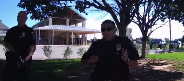 Screeshot of officers approaching open-carry activists in Abilene, Texas - Sputnik International