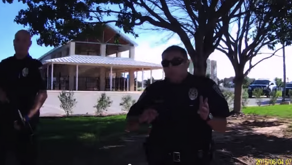 Screeshot of officers approaching open-carry activists in Abilene, Texas - Sputnik International