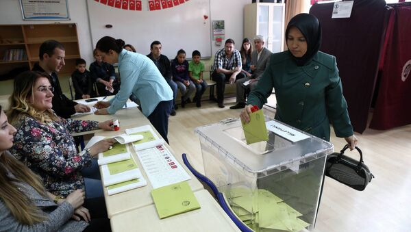 A Turkish woman casts her ballot as she votes in Turkey's general election at a polling station in a primary school in Ankara on June 7, 2015 - Sputnik International
