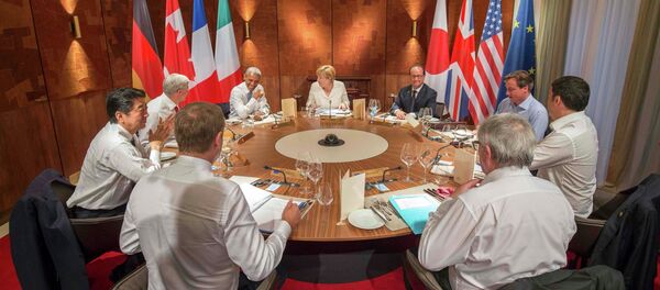 Japan's Prime Minister Shinzo Abe, Canada's Prime Minister Stephen Harper, U.S. President Barack Obama, Germany's Chancellor Angela Merkel, France's President Francois Hollande, British Prime Minister David Cameron and Italy's Prime Minister Matteo Renzi (from L, clockwise) attend a working dinner at a G7 summit at the hotel castle Elmau in Kruen, Germany, June 7, 2015 - Sputnik International