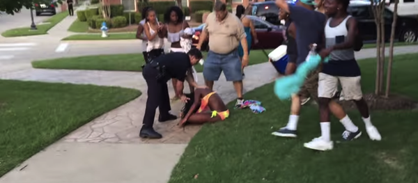 Screenshot of police who broke up a teen pool party Screenshot of police who broke up a teen pool party - Sputnik International