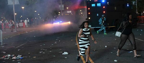 Video shows riots breaking out at MetLife stadium. Additional police en-route. - Sputnik International