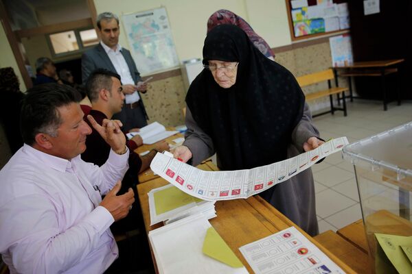 A woman looks at a ballot paper at a polling station during the parliamentary election in Konya, Turkey, June 7, 2015. - Sputnik International