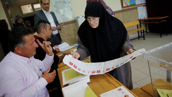 A woman looks at a ballot paper at a polling station during the parliamentary election in Konya, Turkey, June 7, 2015. - Sputnik International