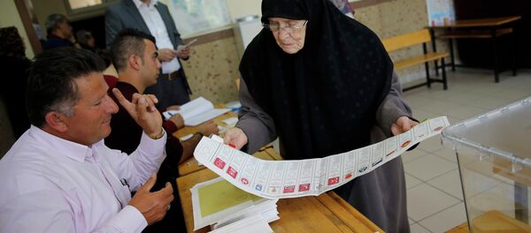 A woman looks at a ballot paper at a polling station during the parliamentary election in Konya, Turkey, June 7, 2015. - Sputnik International