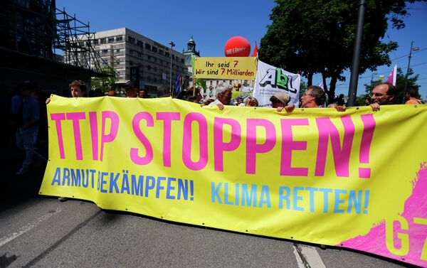 Demonstrators demand to stop the TTIP negotiations during a protest against the upcoming G-7 in Munich, southern Germany, Thursday, June 4, 2015 - Sputnik International