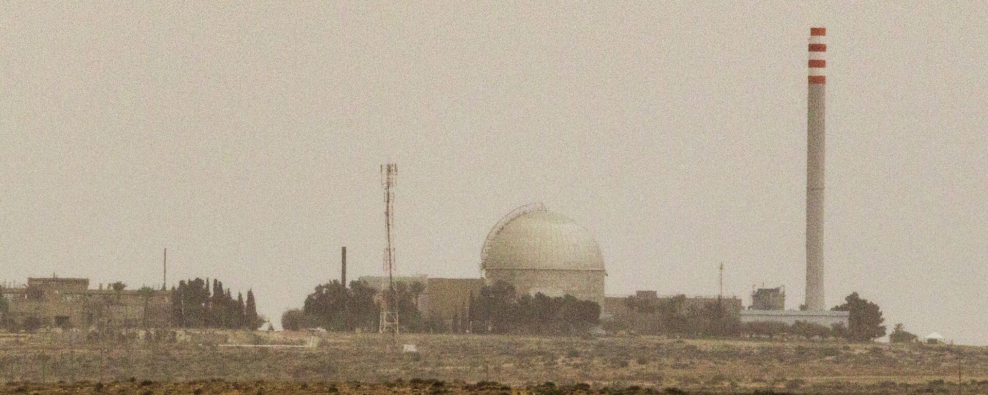 A picture taken on 8 March 2014 shows a partial view of the Dimona nuclear power plant in the Negev desert in southern Israel - Sputnik International, 1920, 25.02.2021