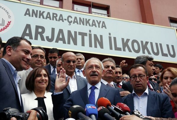 Turkey’s main opposition Republican People's Party leader Kemal Kilicdaroglu speaks to the media at a polling station in Ankara, Turkey, Sunday, June 7, 2015. - Sputnik International