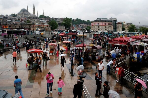 People walk in Istanbul's Eminonu district, Turkey, Monday, June 8, 2015. - Sputnik International