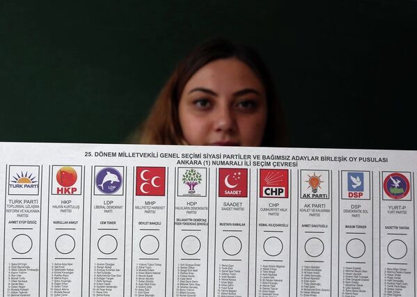 A polling station official shows a ballot paper with the names of some of political parties that participated in nationwide election in a primary school in Ankara, Turkey, Sunday, June 7, 2015. - Sputnik International