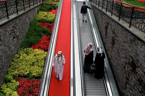 People walk in Istanbul, Turkey, Monday, June 8, 2015, following national elections that resulted in the biggest swing against Erdogan's Justice and Development Party (AKP) since it first came to power in 2002. - Sputnik International
