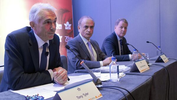 Global airline executives including Tony Tyler (L) address reporters during the 71st IATA Annual General Meeting and World Air Transport Summit in Miami Beach, Florida on June 8, 2015 - Sputnik International