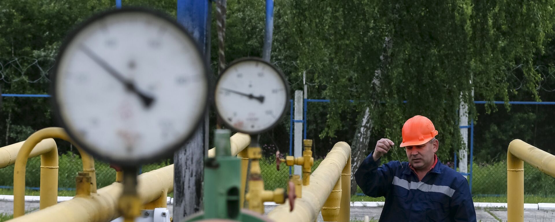 A worker checks equipment at an Dashava underground gas storage facility near Striy, Ukraine May 28, 2015 - Sputnik International, 1920, 28.02.2022