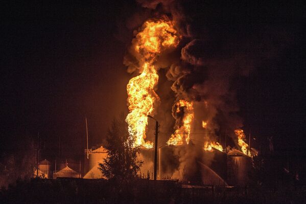 Firestorm at Fuel Depot Near Kiev - Sputnik International