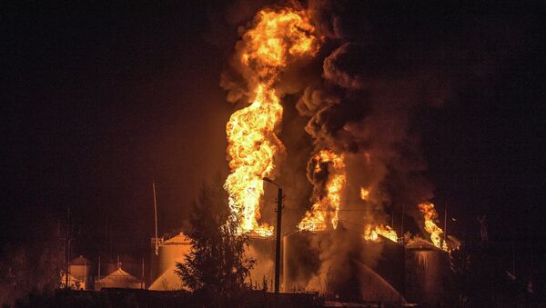 Fire at oil tank farm in Kiev Region - Sputnik International