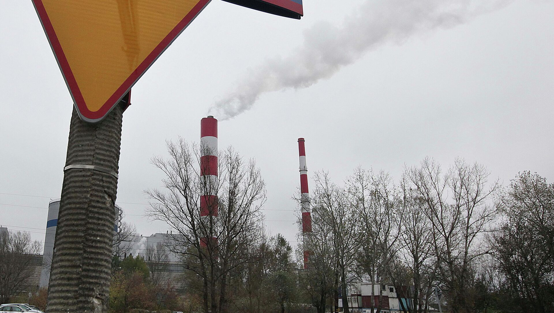 Smoke rises from a heat and power plant in Warsaw, Poland, on Thursday, 23 October 2014. - Sputnik International, 1920, 05.09.2021