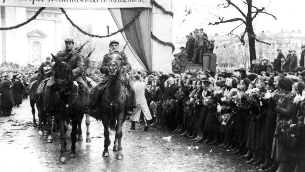 Lithuanian troops parade on Vilno Street in Vilno, Poland, Oct. 29, 1939, after they were handed the city by withdrawing Soviet Russian troops - Sputnik International