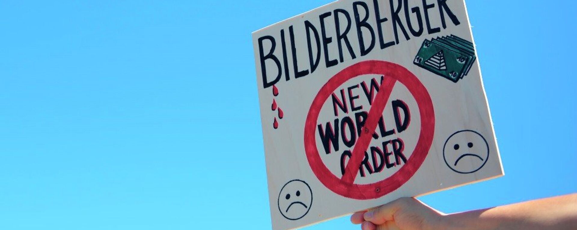 An activist protests near the meeting place for the conference of the Bilderberg Group - Sputnik International, 1920, 09.06.2018