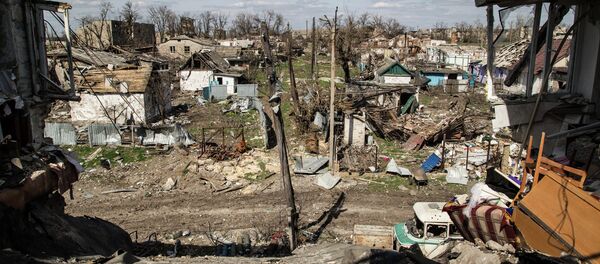 A picture taken on April 23, 2015 shows residential houses destroyed after shelling in the village of Peski, near Donetsk, on April 23, 2015 - Sputnik International