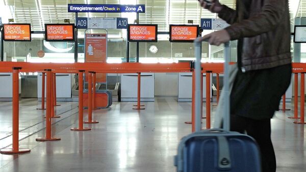 A traveller waits at Nice airport, southeastern France - Sputnik International