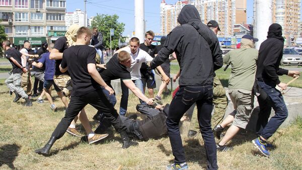 Anti-gay protesters attack a policeman during the so-called Equality March, organized by a lesbian, gay, bisexual and transgender (LGBT) community, in Kiev, Ukraine, June 6, 2015 - Sputnik International