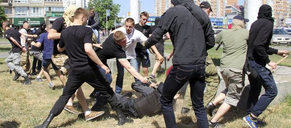 Anti-gay protesters attack a policeman during the so-called Equality March, organized by a lesbian, gay, bisexual and transgender (LGBT) community, in Kiev, Ukraine, June 6, 2015 - Sputnik International