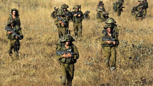 Israeli soldiers from the Golani Brigade take part in a military exercise in the Israeli-annexed Golan Heights near the border with Syria on June 26, 2013 - Sputnik International