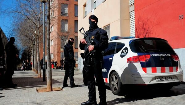 Mossos d'Esquadra regional police officers stand guard during a raid in one of the region's biggest operations against jihad activity in Sabadell, near Barcelona, Spain - Sputnik International