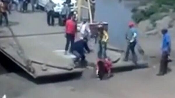 Man getting off a ferry almost gets crushed - Sputnik International